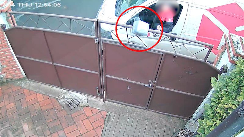 Kurýrka na Lounsku doručila balík s elektronikou hodem z okna dodávky, usvědčilo ji video